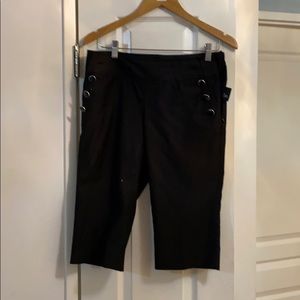 Nee length form fitting winter shorts